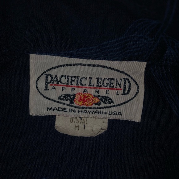 A Hawaiian shirt from Hawaii! Pacific Legend apparel parrot border pattern. - Picture 4 of 7